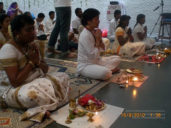 20100815_Photo_1002_09-Devotees-also-perform-Guru-Puja_CMP_WM